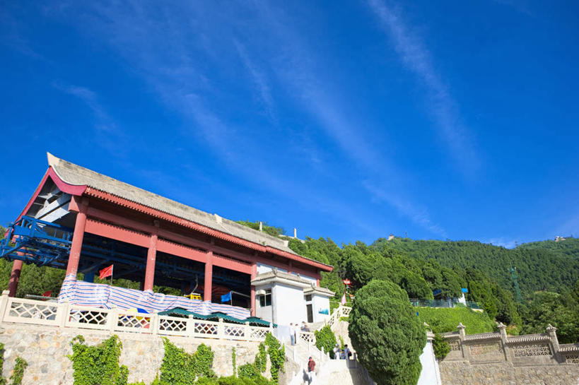 无人,栏杆,横图,室外,白天,仰视,旅游,度假,山,山脉,树林,植物,标志建筑,地标,建筑,西安,中国,亚洲,阴影,光线,扶手,影子,墙,亭子,山峰,云,云朵,山峦,云彩,娱乐,建设,护栏,墙壁,墙面,树,树木,蓝色,绿色,白云,蓝天,天空,阳光,自然,群山,天,享受,休闲,旅游胜地,放松,生长,晴朗,成长,东亚,陕西,陕西省,西安市,临潼,骊山,中华人民共和国,省会,西北地区,陕,晴空,彩图,低角度拍摄,临潼区