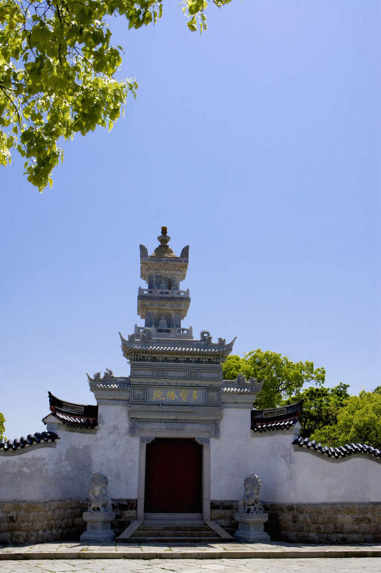 无人,寺庙,竖图,室外,白天,仰视,旅游,度假,名胜古迹,植物,标志建筑,地标,建筑,中国,亚洲,阴影,遗迹,光线,影子,塔,古迹,文物,娱乐,建设,古建筑,浙江,宝塔,树,树木,浙江省,蓝色,绿色,蓝天,天空,阳光,自然,庙宇,天,享受,休闲,旅游胜地,放松,生长,晴朗,成长,古文明,东亚,普陀区,普济寺,多宝塔,万里无云,中华人民共和国,华东地区,浙,舟山,舟山市,浮图,浮屠,晴空,晴空万里,彩图,低角度拍摄,庙,寺,普济禅院,宝佛塔,太子塔