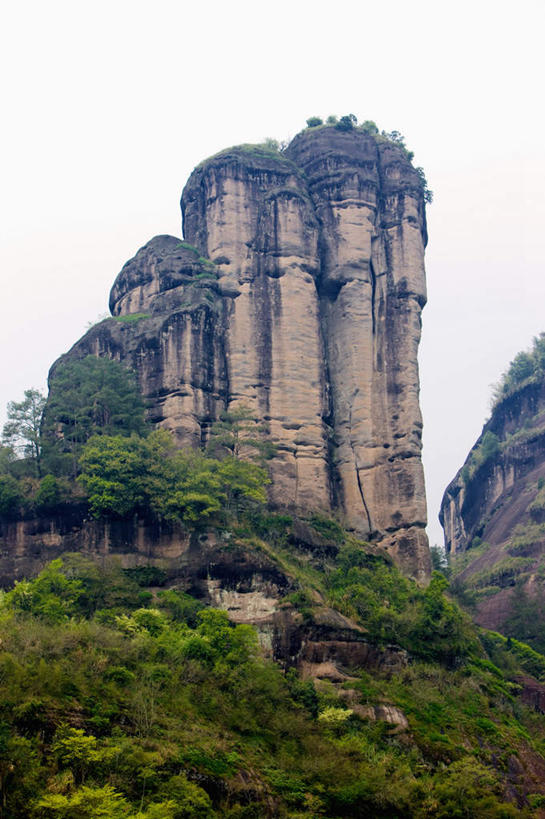 无人,竖图,室外,白天,仰视,旅游,度假,石头,美景,山,山脉,树林,植物,武夷山,中国,亚洲,阴影,光线,纹路,石子,纹理,影子,景观,山峰,山峦,娱乐,树,树木,蓝色,绿色,蓝天,天空,阳光,自然,群山,天,享受,休闲,景色,放松,生长,晴朗,成长,自然风光,福建,东亚,福建省,万里无云,肌理,中华人民共和国,华东地区,闽,石块,岩石,晴空,晴空万里,彩图,低角度拍摄,碧水丹山,福建第一名山,奇秀甲东南,武夷山市