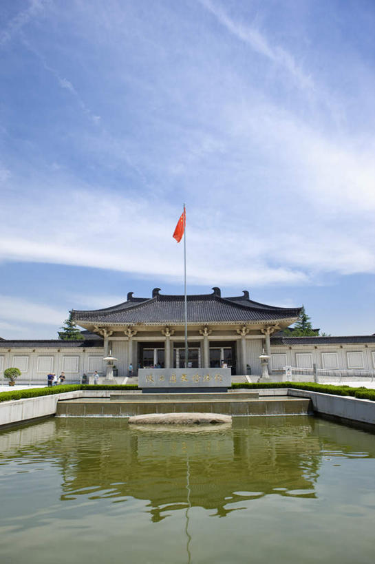 无人,博物馆,竖图,室外,白天,正面,旅游,度假,湖,湖泊,名胜古迹,水,标志建筑,地标,建筑,旗帜,西安,中国,亚洲,阴影,研究,遗迹,光线,旗杆,影子,湖面,水流,水面,云,云朵,教育,云彩,古迹,文物,娱乐,旗子,建设,古建筑,蓝色,白云,蓝天,天空,阳光,湖水,天,享受,休闲,旅游胜地,放松,晴朗,展览,欣赏,陈列,古文明,东亚,陕西,陕西省,西安市,中华人民共和国,省会,旌旗,旗号,西北地区,陕,典藏,晴空,彩图,陕西历史博物馆,雁塔区
