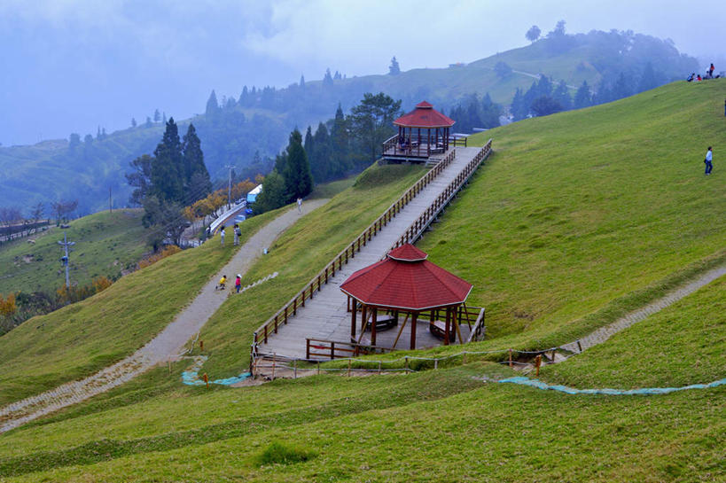 无人,家,木屋,农田,农场,横图,室外,白天,正面,旅游,度假,畜牧业,牧场,庄稼,农作物,美景,山,山脉,树林,植物,台湾,中国,亚洲,阴影,光线,影子,景观,山峰,云,云朵,山峦,云彩,娱乐,住宅,树,树木,蓝色,绿色,白云,蓝天,天空,阳光,自然,群山,天,享受,休闲,景色,放松,生长,晴朗,成长,自然风光,东亚,畜牧,南投县,仁爱乡,港澳台,中华人民共和国,牧业,台湾省,南投,晴空,彩图,耕地,庄稼田,茅舍,茅屋,棚屋,小木屋,小屋,台