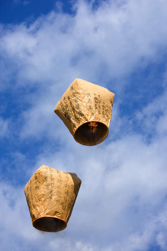 无人,竖图,室外,特写,白天,仰视,热情,火,照明,阴影,节日,漂浮,光线,灯笼,火焰,影子,纸灯笼,云,云朵,燃烧,云彩,文化,两个,黄色,蓝色,白云,蓝天,天空,阳光,灯具,天,祈祷,健康,许愿,晴朗,纪念,漂流,祈求,照亮,照明设备,孔明灯,流浪,流落,流散,漂泊,飘泊,飘流,平安,晴空,彩图,低角度拍摄,天灯