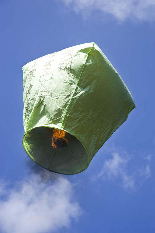 无人,竖图,室外,特写,白天,仰视,热情,火,照明,阴影,节日,漂浮,光线,灯笼,火焰,影子,纸灯笼,云,云朵,燃烧,云彩,文化,一个,蓝色,绿色,白云,蓝天,天空,阳光,灯具,天,祈祷,健康,许愿,晴朗,纪念,漂流,祈求,照亮,照明设备,孔明灯,流浪,流落,流散,漂泊,飘泊,飘流,平安,晴空,彩图,低角度拍摄,天灯