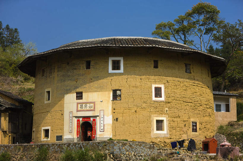 无人,家,横图,室外,白天,仰视,旅游,度假,名胜古迹,植物,门,标志建筑,地标,建筑,中国,亚洲,阴影,遗迹,光线,影子,房屋,屋子,建筑群,古迹,文物,娱乐,建设,古建筑,楼房,住宅,树,树木,蓝色,绿色,蓝天,天空,阳光,自然,门框,天,享受,休闲,旅游胜地,放松,生长,晴朗,成长,福建,古文明,东亚,土楼,福建省,永定县,万里无云,中华人民共和国,华东地区,闽,龙岩,龙岩市,晴空,晴空万里,彩图,低角度拍摄,房子,福建土楼,客家土楼,客家土围楼,圆形围屋