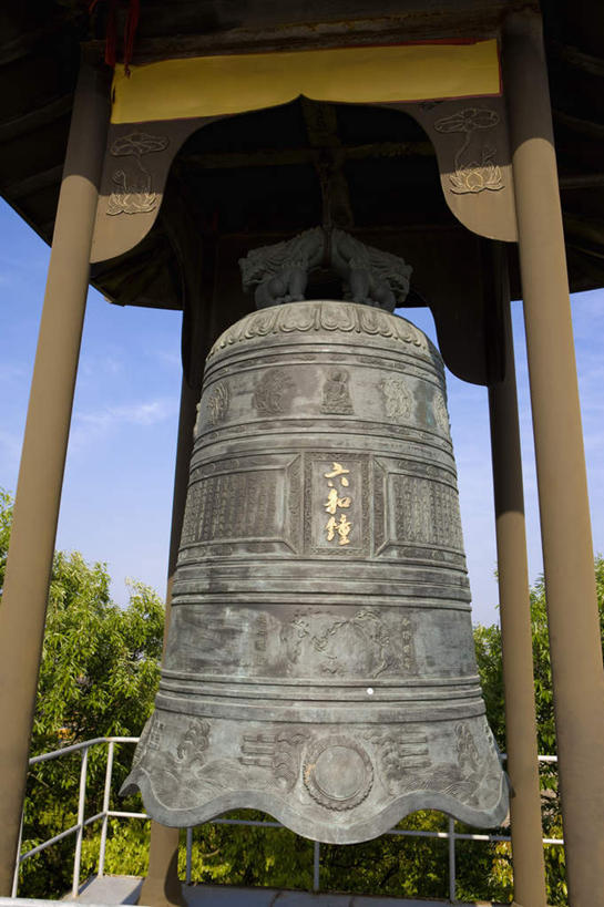 无人,竖图,室外,白天,正面,旅游,度假,美景,植物,标志建筑,地标,建筑,中国,亚洲,阴影,时间,光线,时钟,影子,景观,建筑群,钟楼,计时,娱乐,建设,浙江,树,树木,浙江省,祈愿,蓝色,绿色,蓝天,天空,阳光,自然,钟表,天,享受,休闲,表,景色,放松,生长,晴朗,成长,祈求,信号,自然风光,报时,东亚,普陀区,普陀山,紫竹林,万里无云,中华人民共和国,华东地区,浙,召集,塔钟,舟山,舟山市,鸣钟,钟,晴空,晴空万里,彩图