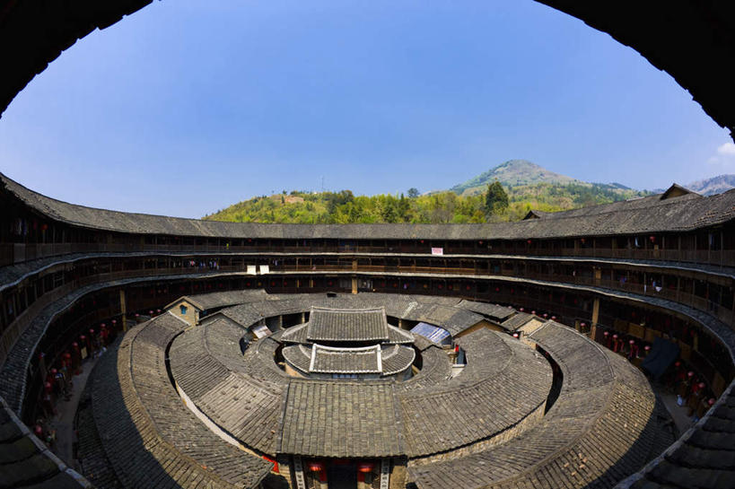 无人,家,横图,室外,白天,正面,广角镜头,鱼眼镜头,旅游,度假,名胜古迹,山,山脉,树林,植物,标志建筑,地标,建筑,中国,亚洲,阴影,遗迹,光线,影子,房屋,屋子,山峰,建筑群,山峦,古迹,文物,娱乐,建设,古建筑,楼房,住宅,树,树木,蓝色,绿色,蓝天,天空,阳光,自然,群山,天,享受,休闲,旅游胜地,放松,生长,晴朗,成长,福建,古文明,东亚,土楼,福建省,永定县,万里无云,中华人民共和国,华东地区,闽,龙岩,龙岩市,晴空,晴空万里,彩图,房子,福建土楼,客家土楼,客家土围楼,圆形围屋