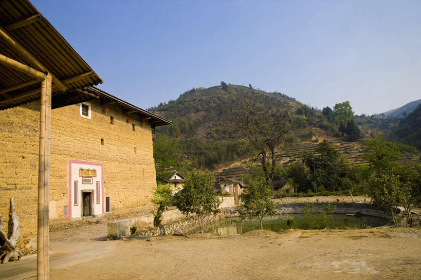 无人,家,横图,室外,白天,正面,旅游,度假,名胜古迹,山,山脉,树林,植物,标志建筑,地标,建筑,中国,亚洲,阴影,遗迹,光线,影子,房屋,屋子,山峰,山峦,古迹,文物,娱乐,建设,古建筑,楼房,住宅,树,树木,蓝色,绿色,蓝天,天空,阳光,自然,群山,天,享受,休闲,旅游胜地,瓦房,放松,生长,晴朗,成长,福建,古文明,东亚,福建省,南靖县,万里无云,中华人民共和国,华东地区,闽,漳州,漳州市,晴空,晴空万里,彩图,房子,兰水县