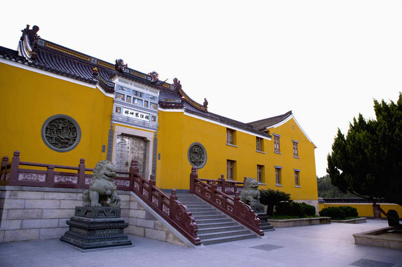 无人,寺庙,栏杆,横图,室外,白天,仰视,旅游,度假,名胜古迹,植物,楼梯,门,标志建筑,地标,建筑,中国,亚洲,阴影,节日,遗迹,光线,扶手,影子,阶梯,墙,古迹,文化,文物,娱乐,建设,古建筑,浙江,护栏,墙壁,墙面,台阶,树,树木,浙江省,黄色,蓝色,绿色,蓝天,天空,阳光,自然,门框,庙宇,天,祈祷,享受,休闲,健康,旅游胜地,放松,许愿,宗教,佛教,信仰,生长,晴朗,成长,纪念,祈求,古文明,东亚,普陀区,普陀山,紫竹林,万里无云,中华人民共和国,华东地区,浙,舟山,舟山市,释教,平安,晴空,晴空万里,彩图,低角度拍摄,庙,寺