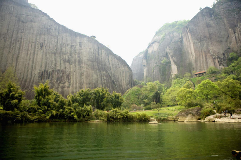 无人,横图,室外,白天,仰视,旅游,度假,河流,石头,美景,山,山脉,树林,水,峡谷,植物,武夷山,中国,亚洲,阴影,光线,石子,影子,河水,景观,山峰,水流,山谷,山峦,娱乐,树,树木,绿色,天空,阳光,自然,群山,天,享受,休闲,景色,放松,生长,晴朗,成长,岩层,自然风光,福建,东亚,福建省,万里无云,中华人民共和国,华东地区,闽,石块,岩石,晴空,晴空万里,彩图,低角度拍摄,碧水丹山,福建第一名山,奇秀甲东南,武夷山市