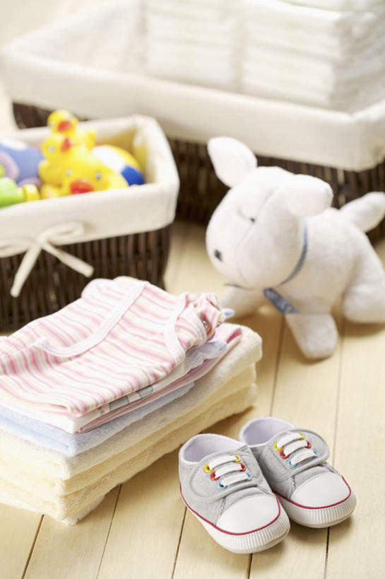 无人,竖图,俯视,室内,特写,白天,正面,婴儿服装,游戏,地板,静物,玩具,鞋子,阴影,服装,反射,纺织物,影子,收纳盒,地面,玩,娱乐,木地板,盒子,衣服,容器,婴儿鞋,毛巾,清洁,休闲,益智,服饰,活动,储藏,保暖,休闲鞋,衣着,储存,穿着,发泄,消遣,智力,透气,防水,宣泄,衣饰,储水,耐磨,吸水,玩耍,嬉戏,彩图,高角度拍摄,婴儿服,古董盒,贮存