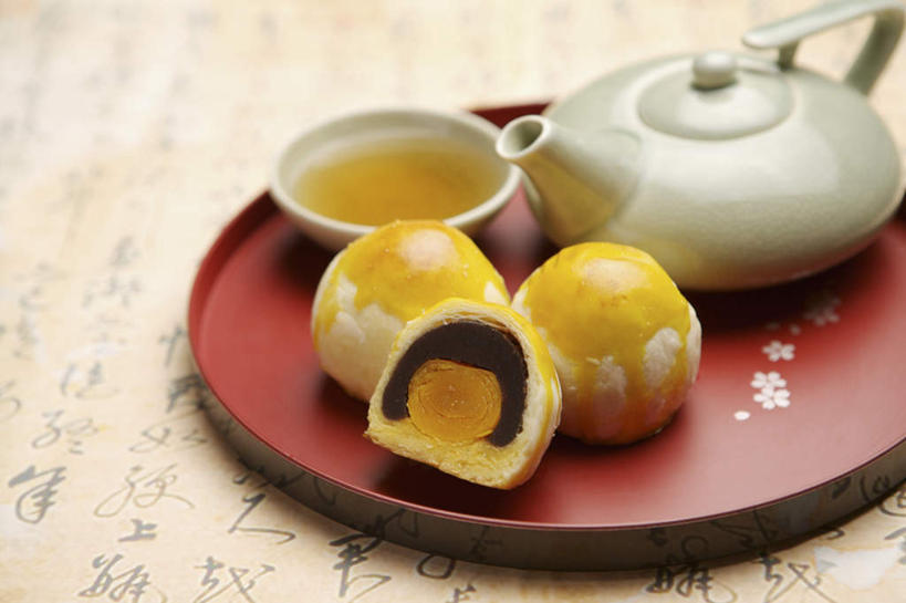 点心,无人,横图,俯视,室内,特写,白天,幸福,茶,餐具,切开,阴影,艺术,反射,标志,碟子,壶,盘,书法,文字,影子,纸,字符,陶瓷,茶叶,料理,食品,陶瓷制品,文化,娱乐,标识,美食,水壶,食物,糕点,盘子,茶壶,容器,碟,碗,切,享受,休闲,温馨,中式,汉字,放松,乐趣,储藏,提神,舒适,储存,中文,醒脑,毛笔字,宣纸,剖面,切面,国文,华文,纸寿千年,纸中之王,泾县纸,彩图,高角度拍摄,中国书法,凤梨酥,旺来,贮存