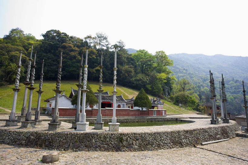 无人,横图,室外,白天,正面,旅游,度假,草地,草坪,名胜古迹,山,山脉,树林,植物,标志建筑,地标,建筑,雕塑,中国,亚洲,阴影,遗迹,艺术,装饰,光线,雕刻,雕像,影子,山峰,山峦,古迹,文物,娱乐,建设,古建筑,石雕,草,树,树木,蓝色,绿色,蓝天,天空,阳光,自然,工艺品,群山,天,享受,休闲,旅游胜地,放松,生长,晴朗,成长,纪念,美术,主题,陈列,福建,古文明,东亚,福建省,南靖县,万里无云,中华人民共和国,华东地区,功能,美学,闽,漳州,漳州市,晴空,晴空万里,彩图,兰水县