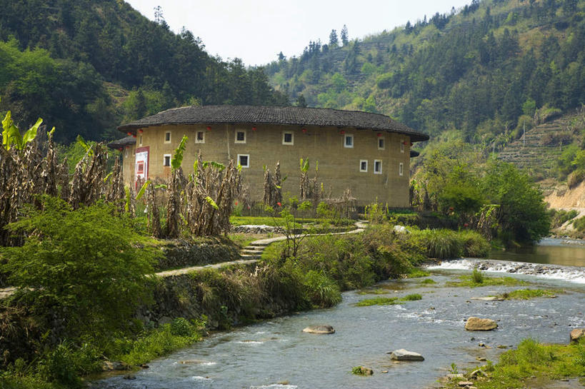 无人,家,横图,室外,白天,正面,旅游,度假,河流,名胜古迹,山,山脉,树林,水,植物,标志建筑,地标,建筑,中国,亚洲,遗迹,房屋,屋子,河水,山峰,水流,山峦,古迹,文物,娱乐,建设,古建筑,楼房,住宅,树,树木,绿色,自然,群山,享受,休闲,旅游胜地,放松,生长,成长,福建,古文明,东亚,土楼,福建省,南靖县,中华人民共和国,华东地区,闽,漳州,漳州市,彩图,房子,福建土楼,客家土楼,客家土围楼,兰水县,圆形围屋