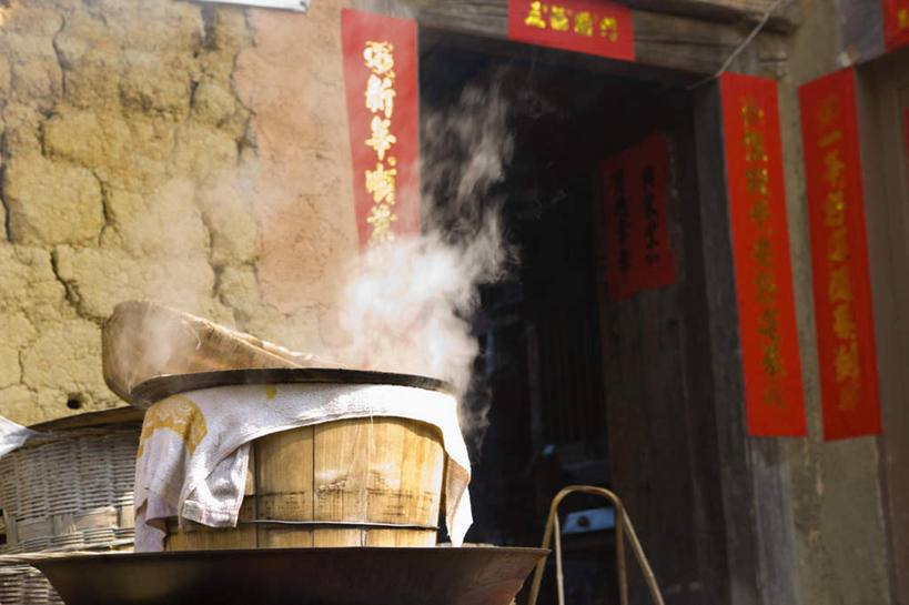 无人,家,横图,室外,白天,正面,旅游,度假,烹饪,雾,标志建筑,地标,建筑,厨具,中国,对联,亚洲,沸腾,朦胧,模糊,艺术,蒸汽,标志,炖锅,锅子,文字,字符,手工艺品,陶瓷,房屋,屋子,公寓,陶瓷制品,水蒸气,雾气,文化,娱乐,标识,建设,锅,洋房,楼房,住宅,工艺品,享受,休闲,汉字,旅游胜地,放松,锅具,春联,气体,高雅,中国文化,中文,福建,东亚,烹饪用具,福建省,南靖县,中华人民共和国,华东地区,蒸发,自信心,品位,国文,华文,闽,漳州,漳州市,烹调用具,烹调,彩图,房子,对子,楹联,兰水县