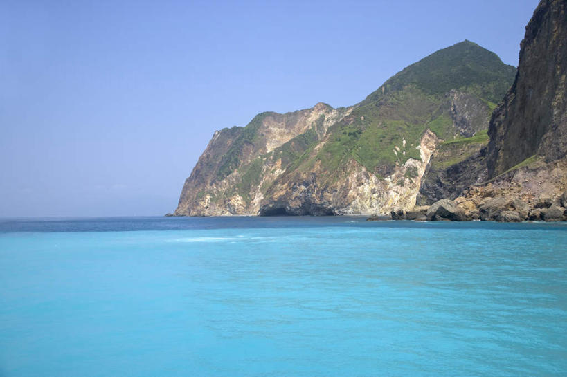 无人,横图,室外,白天,正面,旅游,度假,草地,草坪,海浪,海洋,美景,山,山脉,植物,台湾,中国,亚洲,阴影,光线,影子,景观,浪花,山峰,水平线,辽阔,海平线,山峦,娱乐,草,蓝色,绿色,蓝天,天空,阳光,自然,海水,群山,天,享受,休闲,广阔,景色,放松,晴朗,一望无际,自然风光,海景,东亚,龟山岛,万里无云,火山岛,港澳台,中华人民共和国,台湾省,无边无际,一马平川,大海,风浪,海,海水的波动,近岸浪,涌浪,晴空,晴空万里,彩图,宜兰县,水天相接,水天一线,台