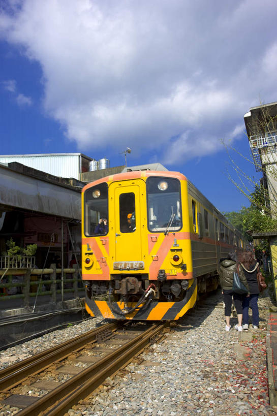 无人,竖图,室外,白天,正面,度假,美景,树林,植物,城市风光,城市,路,铁路,火车,车站,台湾,中国,亚洲,一辆,景观,云,云朵,轨道,站台,交通,铁轨,云彩,娱乐,月台,车,树,树木,蓝色,绿色,白云,蓝天,天空,自然,交通工具,天,享受,休闲,景色,放松,运输,生长,晴朗,成长,载具,东亚,台北县,港澳台,中华人民共和国,台湾省,新北,新北市,晴空,彩图,平溪区,台