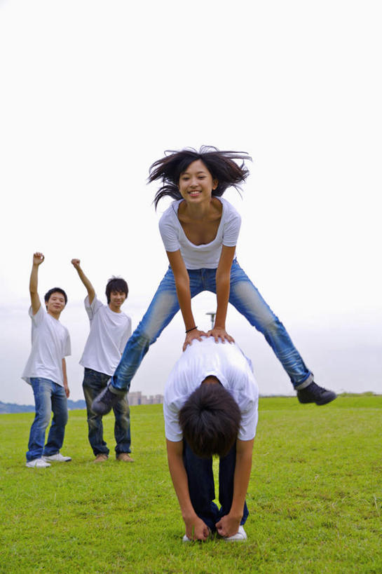 东方人,四个人,伙伴,朋友,跳,举,笑,微笑,露齿笑,竖图,室外,白天,正面,锻炼,游戏,友谊,运动,草地,草坪,植物,亚洲,服装,裤子,欢呼,半空,玩,注视,牛仔裤,休闲装,黄种人,娱乐,草,衣服,绿色,天空,天,观察,看,托,休闲,休闲服,跳山羊,服饰,观看,张开双腿,活动,察看,喝彩,发泄,关注,消遣,智力,跳马,宣泄,跳背,展开双腿,体育,友情,男人,男性,年轻男性,年轻女性,女人,女性,亚洲人,举起,举手,举着,跳跃,玩耍,嬉戏,向上举,向上伸,向上托,彩图,全身,健身,伸展双腿