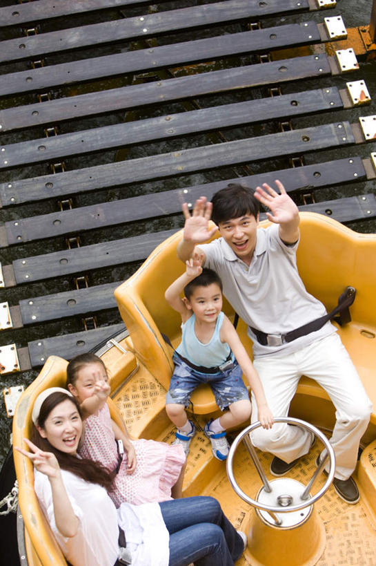 东方人,儿童,四个人,家庭,夫妻,母亲,父亲,女儿,儿子,游乐园,坐,举,笑,微笑,露齿笑,竖图,俯视,室外,白天,爱情,纯洁,安全,机器,仪器,楼梯,游乐场,亚洲,服装,阶梯,带子,防护,浪漫,注视,休闲装,黄种人,设备,台阶,小孩,衣服,安全带,方向盘,绳子,观察,驾驶,看,托,行驶,休闲,温暖,温馨,父女,父子,母女,母子,一家人,休闲服,恩爱,父爱,可爱,母爱,童年,童趣,恋人,服饰,游乐设施,转转杯,观看,保护,绳索,和睦,控制,察看,关注,保险,童真,烂漫,无邪,安全绳,保全,周全,安稳,安定,欢乐咖啡杯,旋转咖啡杯,游艺设施,平安,天真,男孩,男人,男性,年轻女性,女孩,女人,女性,中年男性,亚洲人,孩子,年轻人,夫妇,情侣,举起,举手,举着,抬头,向上举,向上伸,向上托,仰头,坐着,半身,彩图,高角度拍摄,伴侣,融洽,男生,女生