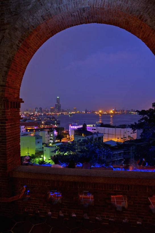 无人,家,竖图,室外,夜晚,正面,旅游,度假,河流,水,植物,标志建筑,地标,建筑,夜景,台湾,中国,亚洲,阴影,光线,影子,房屋,墙,屋子,河水,水流,拱门,灯光,娱乐,建设,楼房,墙壁,墙面,住宅,树,树木,绿色,自然,享受,休闲,旅游胜地,放松,生长,成长,东亚,英国领事馆,高雄市,港澳台,中华人民共和国,台湾省,高雄,彩图,房子,鼓山区,打狗英国领事馆,台