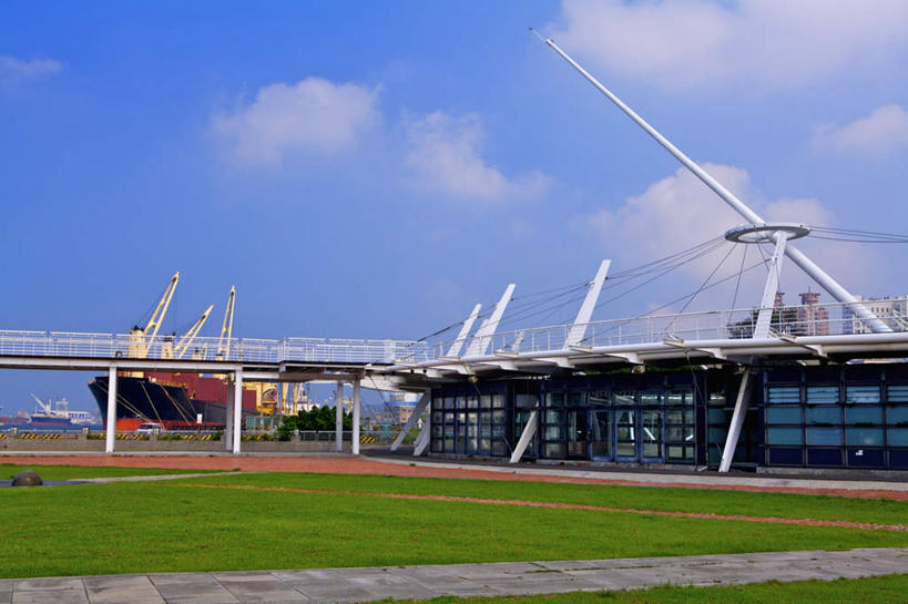 无人,码头,横图,室外,白天,正面,旅游,度假,草地,草坪,植物,标志建筑,地标,港口,建筑,轮船,船,台湾,中国,亚洲,阴影,光线,影子,云,云朵,云彩,娱乐,建设,草,蓝色,绿色,白云,蓝天,天空,阳光,交通工具,天,享受,休闲,旅游胜地,放松,晴朗,载具,东亚,高雄市,新光码头,港澳台,中华人民共和国,台湾省,高雄,晴空,彩图,摆渡口,埠头,渡口,渡头,港湾,海港,货运码头,口岸,商港,海洋之心,台