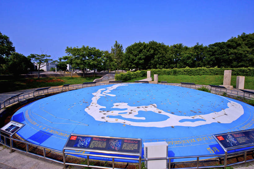 无人,高楼大厦,栏杆,横图,室外,白天,正面,度假,草地,草坪,美景,植物,城市风光,城市,大厦,建筑,摩天大楼,台湾,中国,亚洲,阴影,光线,影子,景观,云,云朵,围栏,云彩,娱乐,护栏,草,树,树木,蓝色,绿色,白云,蓝天,天空,阳光,自然,天,享受,休闲,景色,放松,生长,晴朗,成长,东亚,高雄市,高雄都会公园,港澳台,中华人民共和国,台湾省,高雄,晴空,彩图,大楼,高层建筑,高楼,摩天楼,观星台,都会公园,台