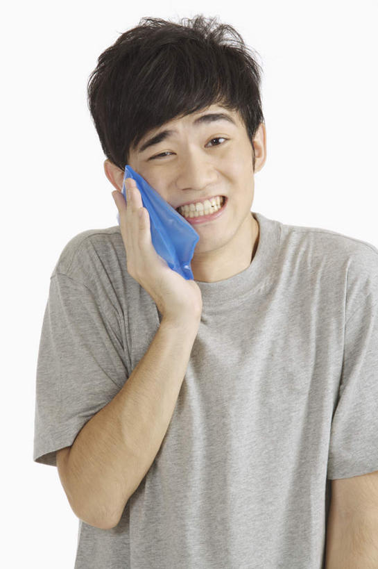 东方人,手,一个人,站,竖图,室内,白天,白色背景,正面,亚洲,仅一个男性,仅一个人,握,阴影,服装,反射,影子,注视,休闲装,黄种人,冷冻,仅一个年轻男性,一个,衣服,蓝色,观察,看,站着,休闲,疼痛,手部,休闲服,握着,摄影,服饰,影棚,单个,观看,单手,察看,卫生,冰袋,关注,痛苦,介质,方便,新颖,男人,男性,年轻男性,亚洲人,站立,半身,彩图,影棚拍摄,拍摄