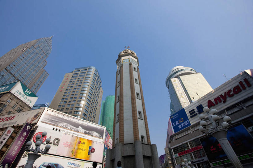 无人,高楼大厦,横图,室外,白天,仰视,度假,美景,城市风光,城市,大厦,建筑,路灯,摩天大楼,照明,重庆,中国,亚洲,阴影,高大,光线,影子,景观,纪念碑,建筑群,塔,灯光,宏伟,娱乐,建设,广告,灯,蓝色,蓝天,天空,阳光,天,享受,休闲,景色,放松,晴朗,纪念,留念,照亮,照明设备,怀念,东亚,万里无云,渝中区,中华人民共和国,西南地区,重庆市,渝,记念,高峻,嵬峨,重庆纪念碑,晴空,晴空万里,彩图,低角度拍摄,大楼,高层建筑,高楼,摩天楼