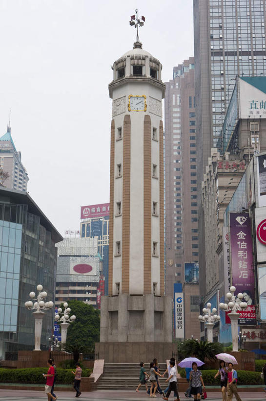 东方人,走,竖图,室外,白天,仰视,旅游,度假,植物,标志建筑,道路,地标,建筑,路,路灯,公路,照明,重庆,中国,亚洲,行人,游客,游人,撑,服装,伞,雨伞,遮阳伞,纪念碑,灯光,交通,许多人,注视,休闲装,黄种人,娱乐,阳伞,建设,路人,旅客,灯,树,树木,衣服,绿色,自然,观察,看,一群人,享受,休闲,休闲服,旅游胜地,放松,服饰,生长,成长,观看,纪念,留念,照亮,察看,撑着,太阳伞,照明设备,关注,怀念,东亚,渝中区,中华人民共和国,西南地区,重庆市,渝,记念,过客,重庆纪念碑,男人,男性,女人,女性,中年男性,中年女性,亚洲人,马路,步行,散步,走路,半身,彩图,低角度拍摄