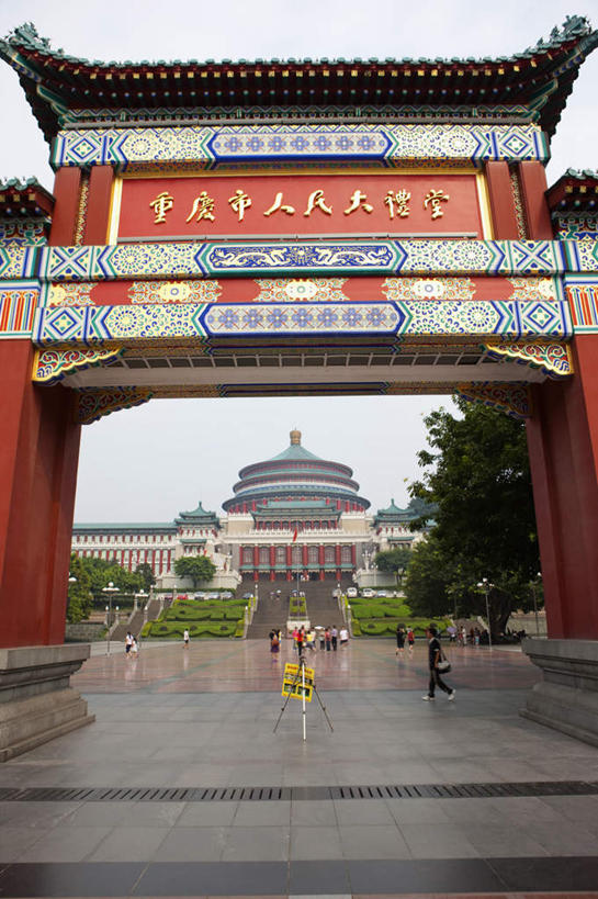 东方人,站,走,竖图,室外,白天,仰视,旅游,度假,植物,标志建筑,地标,建筑,雕塑,重庆,中国,亚洲,行人,游客,游人,服装,艺术,装饰,标志,雕刻,牌匾,瓦片,文字,字符,屋顶,许多人,顶棚,瓦,注视,休闲装,黄种人,文化,娱乐,标识,建设,路人,旅客,树,树木,衣服,绿色,自然,工艺品,观察,看,站着,一群人,享受,休闲,休闲服,汉字,旅游胜地,放松,建造,服饰,生长,成长,观看,纪念,美术,察看,关注,中文,主题,陈列,东亚,屋瓦,重庆市人民大礼堂,渝中区,中华人民共和国,西南地区,功能,美学,国文,华文,重庆市,渝,过客,男人,男性,女人,女性,中年男性,中年女性,亚洲人,步行,散步,站立,走路,彩图,低角度拍摄,全身