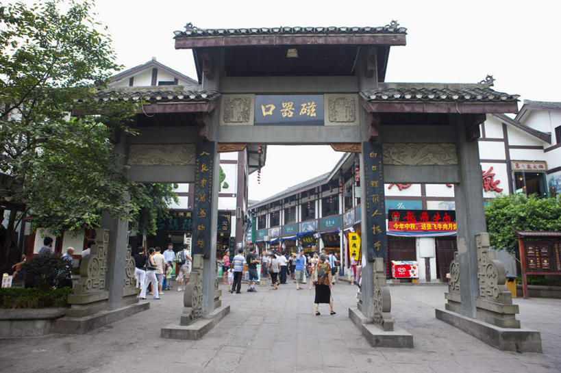 东方人,站,走,横图,室外,白天,仰视,旅游,度假,名胜古迹,植物,标志建筑,地标,建筑,雕塑,重庆,中国,亚洲,行人,游客,游人,服装,遗迹,艺术,装饰,标志,雕刻,牌匾,瓦片,文字,字符,屋顶,许多人,顶棚,瓦,注视,休闲装,黄种人,古迹,文化,文物,娱乐,标识,建设,古建筑,路人,旅客,树,树木,衣服,绿色,自然,工艺品,观察,看,站着,一群人,享受,休闲,休闲服,汉字,旅游胜地,放松,建造,服饰,生长,成长,观看,纪念,美术,察看,关注,中文,主题,陈列,古文明,东亚,屋瓦,磁器口,中华人民共和国,西南地区,功能,美学,国文,华文,重庆市,渝,沙坪坝区,过客,男人,男性,女人,女性,中年男性,中年女性,亚洲人,步行,散步,站立,走路,彩图,低角度拍摄,全身,磁器口古镇