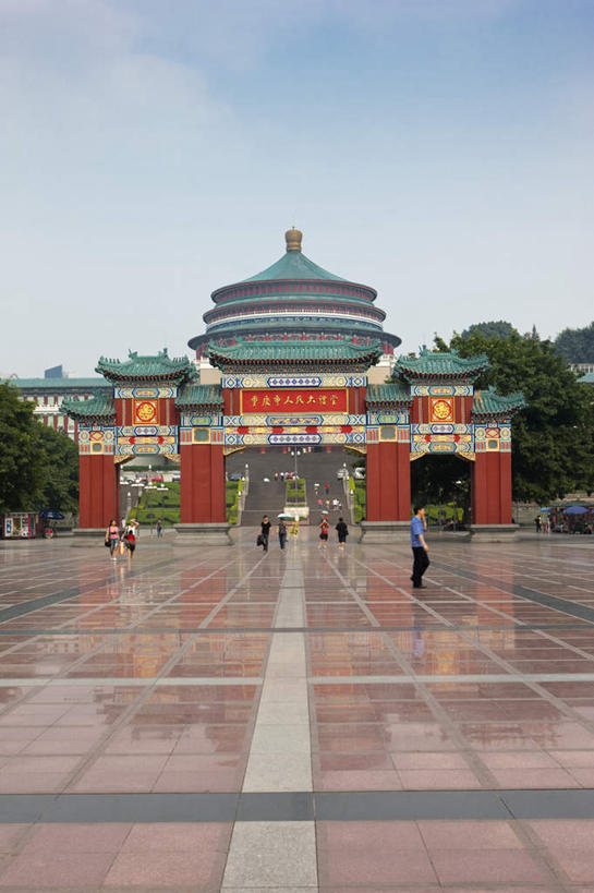 东方人,站,走,竖图,室外,白天,正面,旅游,度假,植物,标志建筑,地标,建筑,雕塑,重庆,中国,亚洲,行人,游客,游人,服装,艺术,装饰,标志,雕刻,牌匾,瓦片,文字,字符,屋顶,许多人,顶棚,瓦,注视,休闲装,黄种人,文化,娱乐,标识,建设,路人,旅客,树,树木,衣服,绿色,自然,工艺品,观察,看,站着,一群人,享受,休闲,休闲服,汉字,旅游胜地,放松,建造,服饰,生长,成长,观看,纪念,美术,察看,关注,中文,主题,陈列,东亚,屋瓦,重庆市人民大礼堂,渝中区,中华人民共和国,西南地区,功能,美学,国文,华文,重庆市,渝,过客,男人,男性,女人,女性,中年男性,中年女性,亚洲人,步行,散步,站立,走路,彩图,全身