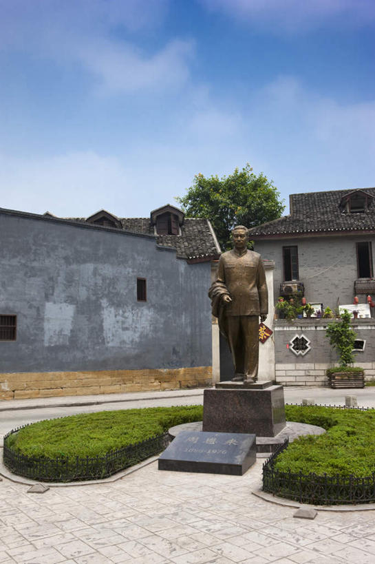 东方人,一个人,无人,站,竖图,室外,白天,正面,旅游,度假,草地,草坪,植物,标志建筑,地标,建筑,雕塑,重庆,中国,亚洲,仅一个男性,仅一个人,仅一个中年男性,阴影,艺术,装饰,光线,雕刻,雕像,影子,墙,云,云朵,云彩,注视,黄种人,娱乐,建设,墙壁,墙面,草,树,树木,蓝色,绿色,白云,蓝天,天空,阳光,自然,工艺品,天,观察,看,站着,享受,休闲,旅游胜地,放松,生长,晴朗,成长,观看,纪念,美术,察看,周恩来,关注,主题,陈列,东亚,渝中区,曾家岩50号,周公馆,中华人民共和国,西南地区,功能,美学,重庆市,渝,政治家,革命家,外交家,伍豪,翔宇,男人,男性,中年男性,亚洲人,晴空,站立,彩图,全身,无产阶级革命家,外交部部长,国务院总理,周恩来故居,曾家岩