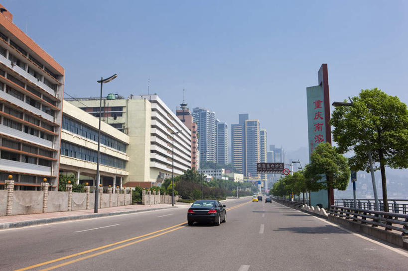 无人,高楼大厦,栏杆,横图,室外,白天,仰视,度假,美景,植物,城市风光,城市,大厦,道路,建筑,路,路灯,摩天大楼,公路,汽车,照明,重庆,中国,亚洲,一辆,一排,阴影,整齐,光线,影子,景观,建筑群,围栏,灯光,分界线,停车线,交通,娱乐,建设,护栏,车,灯,树,树木,排列,蓝色,绿色,蓝天,天空,阳光,自然,交通工具,轿车,天,驾驶,行驶,享受,休闲,景色,放松,生长,晴朗,成长,车行道,车行道分界线,操纵,照亮,控制,照明设备,队列,载具,标线,东亚,操控,车行线,万里无云,南滨路,中华人民共和国,西南地区,把持,重庆市,渝,南岸区,晴空,晴空万里,马路,彩图,低角度拍摄,大楼,高层建筑,高楼,摩天楼,滨江路