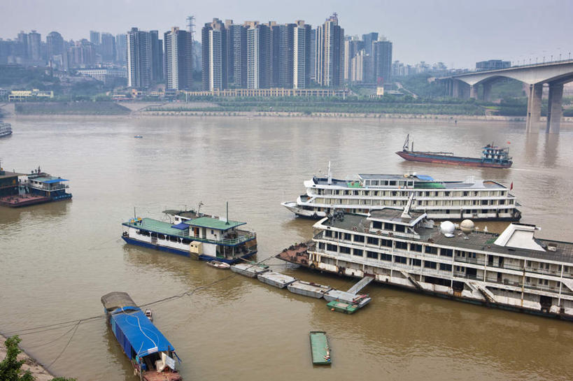无人,高楼大厦,码头,横图,室外,白天,正面,度假,河流,美景,水,植物,城市风光,城市,大厦,港口,建筑,轮船,摩天大楼,船,重庆,中国,亚洲,停靠,阴影,光线,影子,河水,景观,水流,建筑群,娱乐,建设,树,树木,蓝色,绿色,蓝天,天空,阳光,自然,交通工具,天,享受,休闲,景色,放松,生长,晴朗,成长,停泊,载具,长江,东亚,游艇码头,万里无云,朝天门码头,嘉陵江,中华人民共和国,西南地区,重庆市,渝,晴空,晴空万里,彩图,摆渡口,埠头,大楼,渡口,渡头,港湾,高层建筑,高楼,海港,口岸,摩天楼