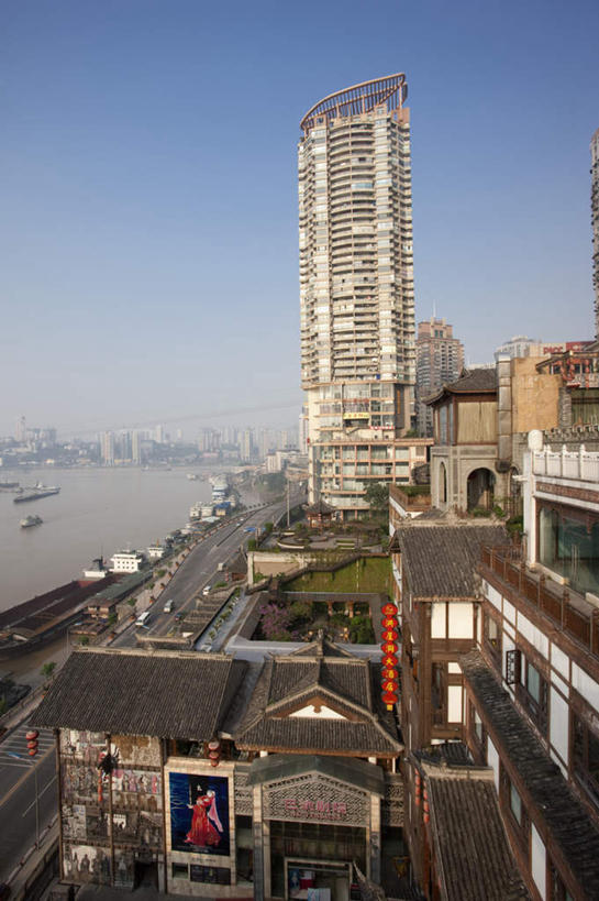 无人,高楼大厦,竖图,室外,白天,正面,度假,河流,美景,水,城市风光,城市,大厦,道路,建筑,路,摩天大楼,公路,汽车,重庆,中国,亚洲,阴影,光线,瓦片,影子,屋顶,河水,景观,水流,建筑群,交通,顶棚,瓦,娱乐,建设,车,蓝色,蓝天,天空,阳光,交通工具,轿车,天,享受,休闲,景色,放松,建造,晴朗,载具,长江,东亚,屋瓦,万里无云,嘉陵江,洪崖洞,中华人民共和国,西南地区,重庆市,渝,晴空,晴空万里,马路,彩图,大楼,高层建筑,高楼,摩天楼