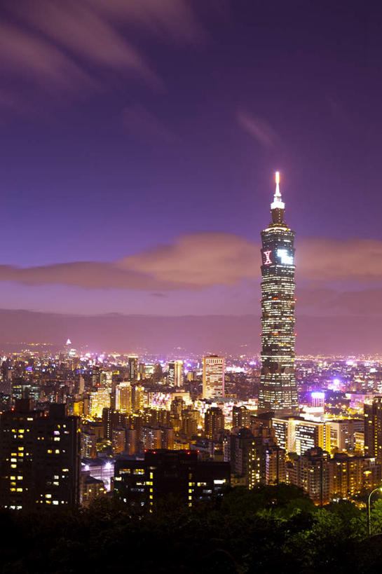 无人,高楼大厦,竖图,室外,夜晚,正面,度假,美景,植物,城市风光,标志建筑,城市,大厦,地标,建筑,摩天大楼,夜景,台湾,中国,亚洲,阴影,光线,影子,景观,建筑群,灯光,娱乐,建设,树,树木,绿色,自然,享受,休闲,景色,放松,生长,成长,东亚,台北,台北101,台北101大楼,港澳台,中华人民共和国,省会,灯火辉煌,台北市,台湾省,台北101大厦,台北国际金融中心,信义区,火树银花,灯烛辉煌,彩图,大楼,高层建筑,高楼,摩天楼,台