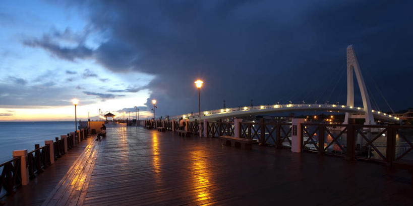 无人,码头,横图,室外,白天,正面,旅游,度假,河流,日落,水,标志建筑,地标,港口,建筑,路灯,照明,台湾,中国,亚洲,阴影,光线,木板,影子,河水,水流,晚霞,霞光,落日,桥,灯光,木桥,娱乐,建设,栈桥,灯,黄昏,享受,休闲,旅游胜地,彩霞,放松,人行桥,木板桥,照亮,照明设备,东亚,游艇码头,台北县,港澳台,中华人民共和国,台湾省,夕照,新北,新北市,夕阳,彩图,摆渡口,埠头,渡口,渡头,港湾,海港,口岸,淡水区,淡水渔人码头,斜阳,台