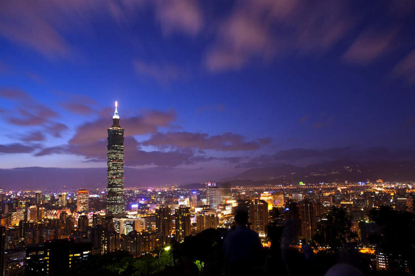 无人,高楼大厦,横图,室外,夜晚,正面,度假,美景,城市风光,城市,大厦,建筑,摩天大楼,夜景,台湾,中国,亚洲,阴影,光线,影子,地平线,景观,云,云朵,建筑群,辽阔,灯光,地面,云彩,娱乐,建设,白云,享受,休闲,广阔,景色,放松,一望无际,延伸,东亚,台北,台北101,台北101大楼,港澳台,中华人民共和国,天地相交,省会,台北市,台湾省,无边无际,一马平川,台北101大厦,台北国际金融中心,信义区,彩图,大楼,高层建筑,高楼,摩天楼,台