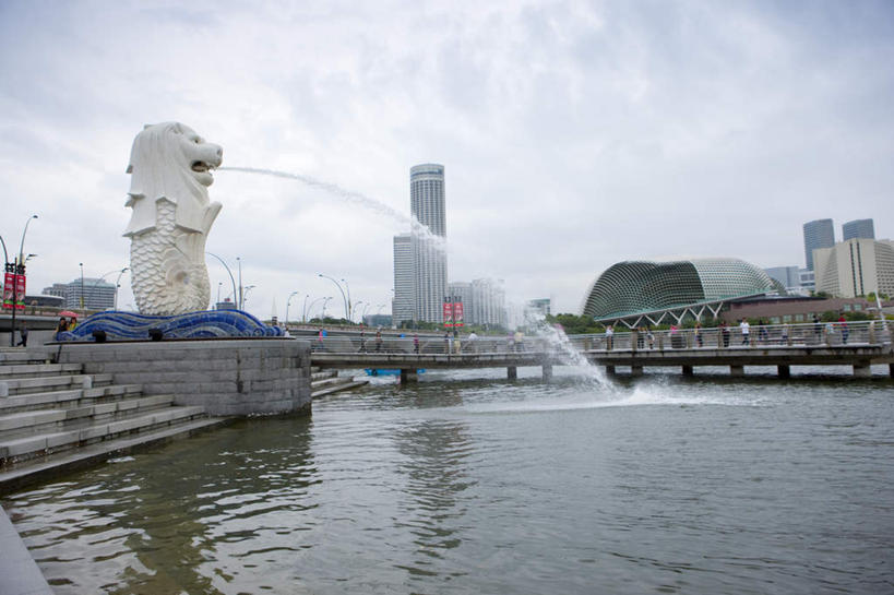 东方人,高楼大厦,栏杆,站,走,横图,室外,白天,正面,度假,河流,美景,水,楼梯,城市风光,标志建筑,城市,大厦,地标,建筑,摩天大楼,喷泉,雕塑,新加坡,亚洲,行人,游客,游人,波纹,飞溅,服装,艺术,装饰,溅,雕刻,雕像,液体,阶梯,河水,景观,水滴,水流,乌云,云,阴天,云朵,建筑群,围栏,涟漪,首都,许多人,云彩,注视,休闲装,黄种人,文化,娱乐,建设,护栏,路人,旅客,台阶,水珠,衣服,倒影,水纹,天空,工艺品,波浪,天,观察,看,品味,站着,一群人,享受,休闲,休闲服,景色,放松,服饰,东南亚,观看,纪念,美术,察看,倒映,昏暗,阴沉,关注,喷洒,主题,水景,陈列,鱼尾狮,鱼尾狮公园,水晕,功能,美学,美观,新加坡共和国,反照,过客,狮头鱼尾像,男人,男性,年轻男性,年轻女性,女人,女性,亚洲人,设计,步行,散步,站立,走路,半身,彩图,大楼,高层建筑,高楼,摩天楼