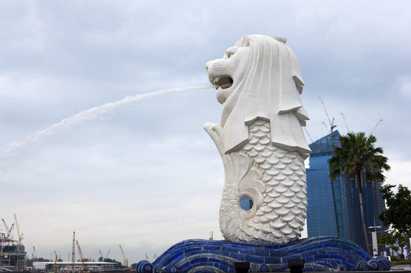 无人,高楼大厦,横图,室外,白天,仰视,度假,美景,植物,城市风光,标志建筑,城市,大厦,地标,建筑,轮船,摩天大楼,喷泉,船,雕塑,新加坡,亚洲,艺术,装饰,雕刻,雕像,景观,乌云,云,阴天,云朵,建筑群,首都,云彩,文化,娱乐,建设,树,树木,绿色,天空,自然,工艺品,交通工具,天,品味,享受,休闲,景色,放松,东南亚,生长,成长,纪念,美术,昏暗,阴沉,载具,主题,水景,陈列,鱼尾狮,鱼尾狮公园,功能,美学,美观,新加坡共和国,狮头鱼尾像,设计,彩图,低角度拍摄,大楼,高层建筑,高楼,摩天楼