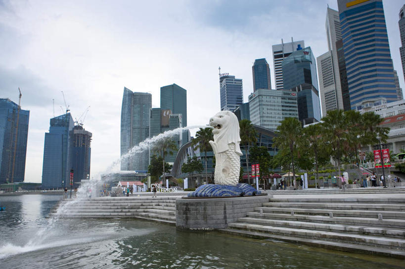 东方人,高楼大厦,栏杆,站,走,横图,室外,白天,仰视,度假,河流,美景,水,楼梯,城市风光,标志建筑,城市,大厦,地标,建筑,摩天大楼,喷泉,雕塑,新加坡,亚洲,行人,游客,游人,波纹,飞溅,服装,艺术,装饰,溅,雕刻,雕像,液体,阶梯,河水,景观,水滴,水流,乌云,云,阴天,云朵,建筑群,围栏,涟漪,首都,许多人,云彩,注视,休闲装,黄种人,文化,娱乐,建设,护栏,路人,旅客,台阶,水珠,衣服,倒影,水纹,天空,工艺品,波浪,天,观察,看,品味,站着,一群人,享受,休闲,休闲服,景色,放松,服饰,东南亚,观看,纪念,美术,察看,倒映,昏暗,阴沉,关注,喷洒,主题,水景,陈列,鱼尾狮,鱼尾狮公园,水晕,功能,美学,美观,新加坡共和国,反照,过客,狮头鱼尾像,男人,男性,年轻男性,年轻女性,女人,女性,亚洲人,设计,步行,散步,站立,走路,半身,彩图,低角度拍摄,大楼,高层建筑,高楼,摩天楼