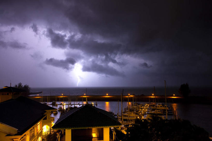 无人,横图,全景,室外,夜晚,正面,度假,海浪,海洋,石头,美景,日落,天际线,城市风光,城市,轮船,夜景,船,马来西亚,亚洲,阴影,光线,石子,影子,景观,浪花,水平线,晚霞,霞光,落日,天桥,桥,辽阔,灯光,海平线,娱乐,海水,黄昏,交通工具,享受,休闲,广阔,景色,彩霞,放松,东南亚,人行桥,一望无际,载具,海景,马六甲海峡,无边无际,一马平川,夕照,马来西亚联邦,大海,风浪,海,海水的波动,近岸浪,石块,涌浪,夕阳,彩图,水天相接,水天一线,斜阳