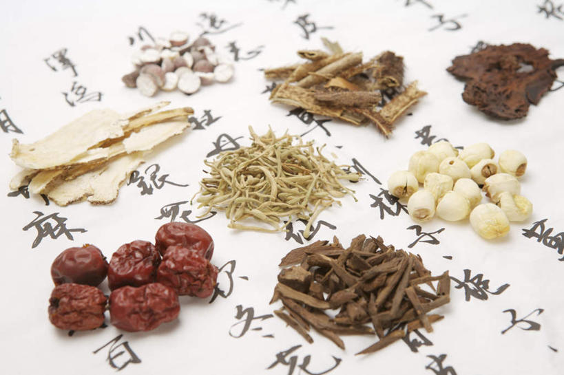 无人,横图,俯视,室内,特写,白天,植物,餐桌,桌子,金银花,当归,一堆,许多,阴影,堆叠,堆积,艺术,反射,标志,书法,文字,影子,字符,莲子,根,草药,药草,很多,文化,标识,中药,汉字,摄影,影棚,餐台,堆,中文,毛笔字,药材,中草药,中药材,本草,何首乌,忍冬,金银藤,银藤,鸳鸯藤,国文,华文,莲米,莲肉,莲实,解毒,交藤,九真藤,桃柳藤,夜合,云归,西当归,秦归,岷当归,彩图,高角度拍摄,影棚拍摄,拍摄,中国书法,刺拐棒,刺五加,鸡头苞,鸡头莲,鸡头米,芡实,五加参,五加皮,肇实