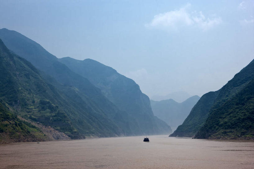 无人,横图,室外,白天,正面,旅游,度假,河流,美景,山,山脉,树林,水,植物,雾,长江三峡,重庆,中国,亚洲,阴影,朦胧,模糊,光线,影子,河水,景观,山峰,水流,云,云朵,山峦,云彩,娱乐,树,树木,蓝色,绿色,白云,蓝天,天空,阳光,自然,群山,天,享受,休闲,景色,放松,生长,晴朗,成长,迷雾,自然风光,长江,东亚,湖北,湖北省,中华人民共和国,西南地区,重庆市,渝,奉节县,巫山县,华中地区,鄂,宜昌,宜昌市,恩施,恩施州,恩施土家族苗族自治州,巴东县,母亲河,大雾,晴空,彩图,白帝城,南津关,秭归,秭归县