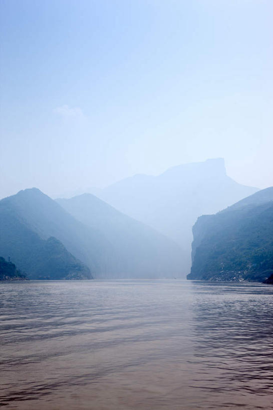 无人,竖图,室外,白天,正面,旅游,度假,河流,石头,美景,山,山脉,树林,水,植物,长江三峡,重庆,中国,亚洲,阴影,波纹,光线,石子,影子,河水,景观,山峰,水流,涟漪,山峦,娱乐,树,树木,绿色,倒影,水纹,天空,阳光,自然,波浪,群山,天,享受,休闲,景色,放松,生长,晴朗,成长,倒映,自然风光,长江,东亚,湖北,湖北省,万里无云,中华人民共和国,水晕,西南地区,重庆市,渝,奉节县,巫山县,华中地区,鄂,宜昌,宜昌市,恩施,恩施州,恩施土家族苗族自治州,反照,巴东县,母亲河,石块,岩石,晴空,晴空万里,彩图,白帝城,瞿塘峡,夔峡,南津关,秭归,秭归县