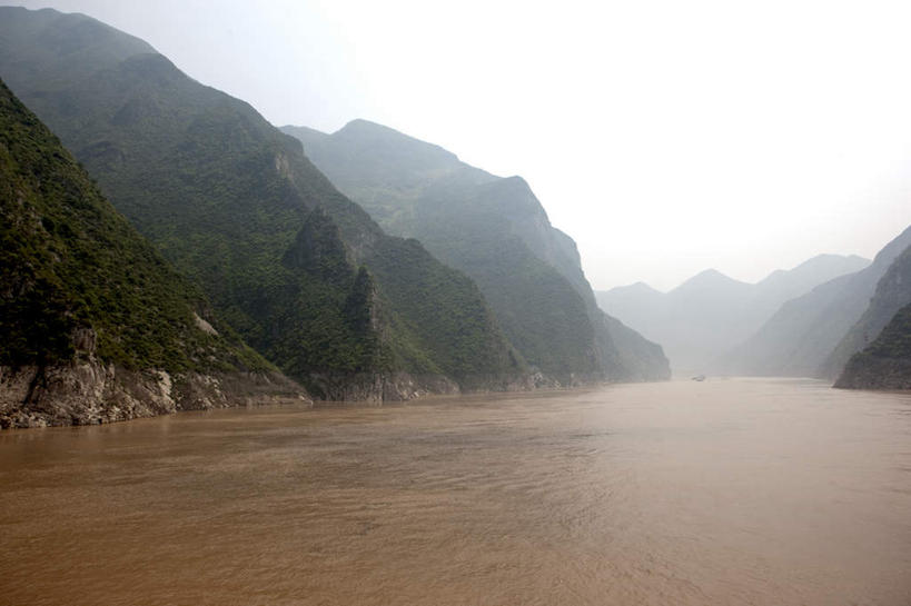 无人,横图,室外,白天,正面,旅游,度假,河流,石头,美景,山,山脉,水,植物,长江三峡,重庆,中国,亚洲,阴影,波纹,光线,石子,影子,河水,景观,山峰,水流,涟漪,山峦,娱乐,树,树木,蓝色,绿色,倒影,蓝天,水纹,天空,阳光,自然,波浪,群山,天,享受,休闲,景色,放松,生长,晴朗,成长,倒映,自然风光,长江,东亚,湖北,湖北省,万里无云,中华人民共和国,水晕,西南地区,重庆市,渝,奉节县,巫山县,华中地区,鄂,宜昌,宜昌市,恩施,恩施州,恩施土家族苗族自治州,反照,巴东县,母亲河,石块,岩石,晴空,晴空万里,彩图,白帝城,南津关,秭归,秭归县