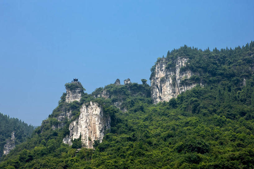 无人,横图,室外,白天,正面,旅游,度假,石头,美景,森林,山,山脉,树林,植物,长江三峡,重庆,中国,亚洲,阴影,光线,石子,影子,景观,山峰,山峦,娱乐,树,树木,蓝色,绿色,蓝天,天空,阳光,自然,群山,天,享受,休闲,景色,放松,生长,晴朗,成长,自然风光,东亚,湖北,湖北省,神农架,万里无云,中华人民共和国,西南地区,重庆市,渝,奉节县,巫山县,华中地区,鄂,宜昌,宜昌市,恩施,恩施州,恩施土家族苗族自治州,巴东县,石块,岩石,晴空,晴空万里,彩图,白帝城,华中屋脊,南津关,神农架林区,西陵峡,香溪,香溪口,昭君溪,秭归,秭归县