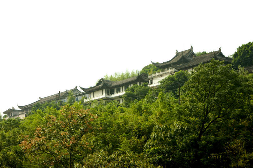 无人,家,横图,室外,白天,仰视,旅游,度假,美景,森林,山,山脉,树林,植物,长江三峡,重庆,中国,亚洲,房屋,屋子,景观,山峰,山峦,娱乐,楼房,住宅,树,树木,绿色,自然,群山,享受,休闲,景色,放松,生长,成长,自然风光,东亚,湖北,湖北省,中华人民共和国,西南地区,重庆市,渝,奉节县,巫山县,华中地区,鄂,宜昌,宜昌市,恩施,恩施州,恩施土家族苗族自治州,巴东县,彩图,低角度拍摄,房子,白帝城,瞿塘峡,夔峡,南津关,秭归,秭归县