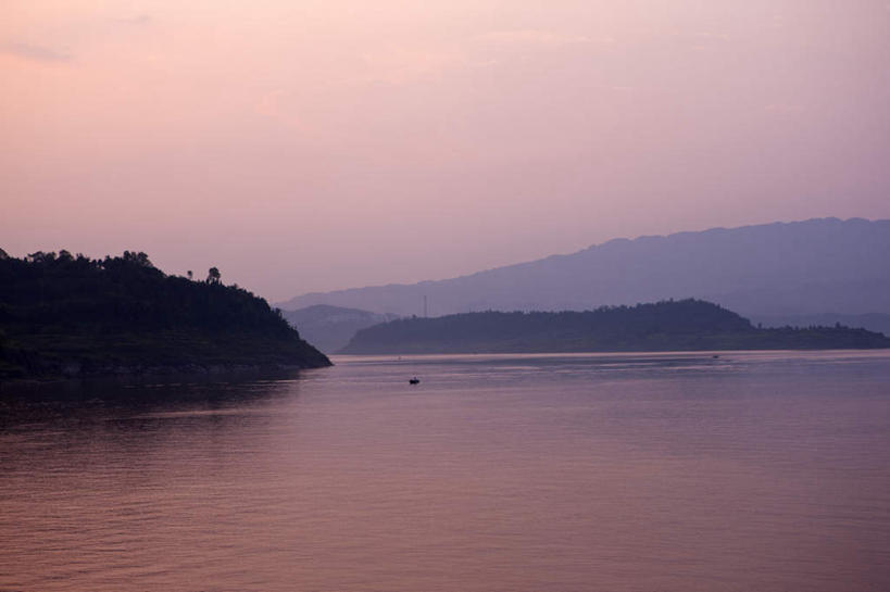 无人,横图,室外,白天,正面,旅游,度假,河流,美景,日落,山,山脉,树林,水,植物,长江三峡,重庆,中国,亚洲,波纹,河水,景观,山峰,水流,晚霞,霞光,落日,涟漪,山峦,背光,娱乐,树,树木,绿色,倒影,水纹,自然,黄昏,波浪,群山,享受,休闲,景色,彩霞,放松,生长,成长,倒映,自然风光,逆光,长江,东亚,湖北,湖北省,中华人民共和国,水晕,西南地区,重庆市,渝,奉节县,巫山县,华中地区,鄂,宜昌,宜昌市,恩施,恩施州,恩施土家族苗族自治州,夕照,反照,巴东县,母亲河,夕阳,彩图,白帝城,南津关,秭归,秭归县,斜阳