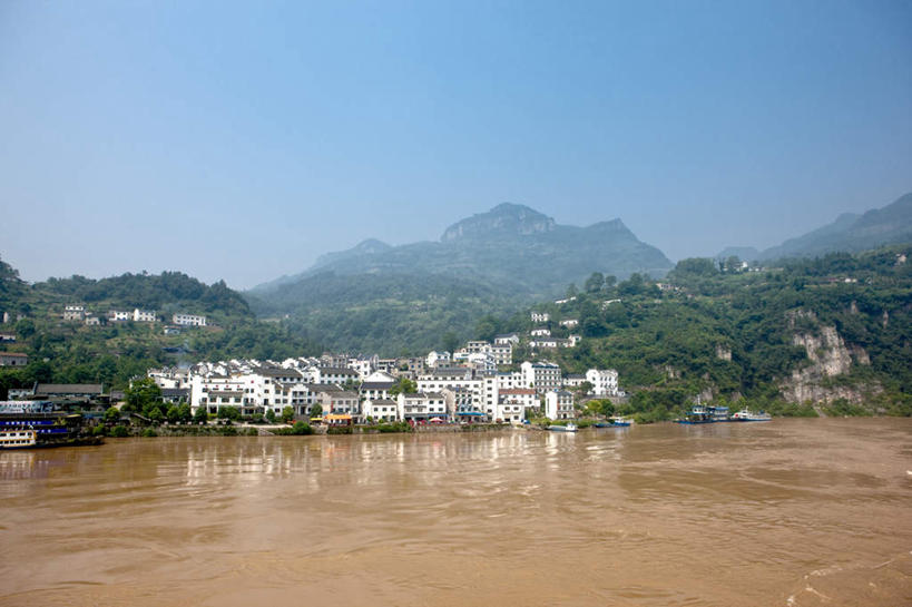 无人,家,横图,室外,白天,正面,旅游,度假,河流,石头,美景,森林,山,山脉,树林,水,植物,长江三峡,重庆,中国,亚洲,阴影,波纹,光线,石子,影子,房屋,屋子,河水,景观,山峰,水流,涟漪,山峦,娱乐,楼房,住宅,树,树木,蓝色,绿色,倒影,蓝天,水纹,天空,阳光,自然,波浪,群山,天,享受,休闲,景色,放松,生长,晴朗,成长,倒映,自然风光,长江,东亚,湖北,湖北省,神农架,万里无云,中华人民共和国,水晕,西南地区,重庆市,渝,奉节县,巫山县,华中地区,鄂,宜昌,宜昌市,恩施,恩施州,恩施土家族苗族自治州,反照,巴东县,母亲河,石块,岩石,晴空,晴空万里,彩图,房子,白帝城,华中屋脊,南津关,神农架林区,西陵峡,香溪,香溪口,昭君溪,秭归,秭归县